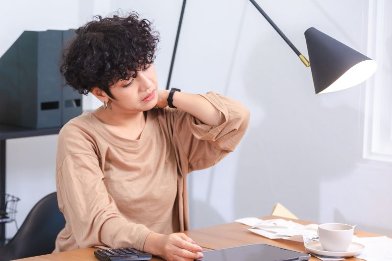 Image of tech neck causing a woman pain